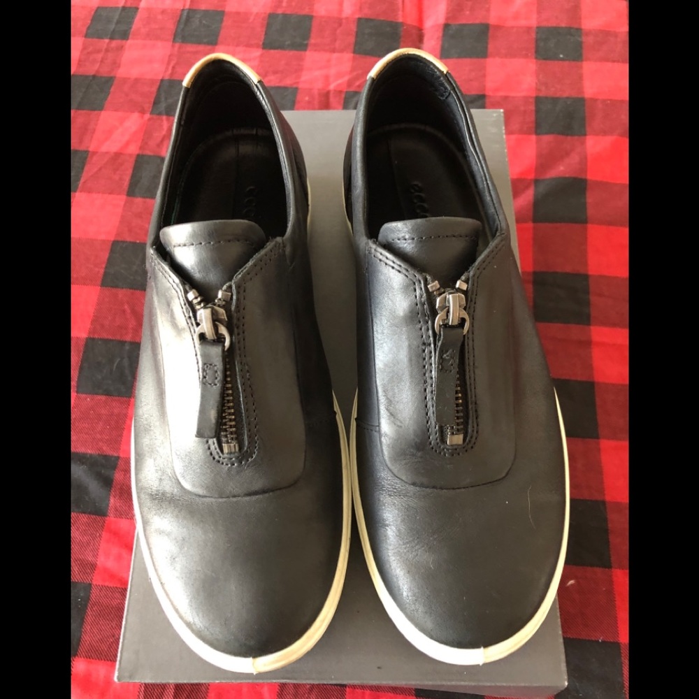 Ecco Black Leather Tennis Shoes size 38